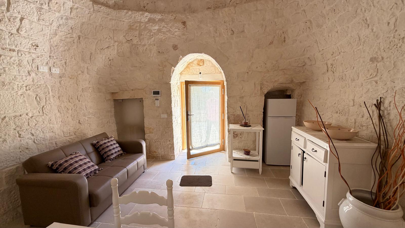 Trulli Comunicanti, Restaurati con Antico Camino, Ulivi Secolari.